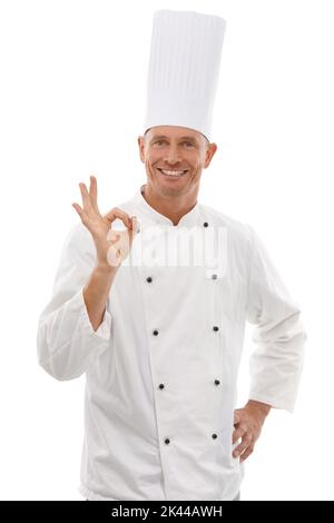 Sie haben meine kulinarische Zustimmung. Studioportrait eines Küchenchefs, der der Kamera das OK-Zeichen zeigt. Stockfoto