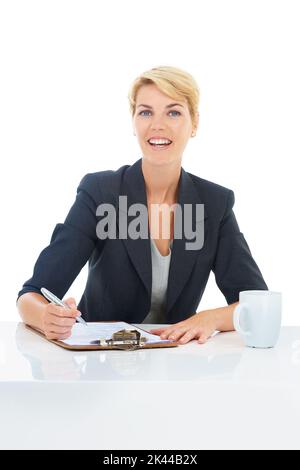Mit einer Tasse Kaffee über die Dokumente schauen. Porträt einer jungen Geschäftsfrau, die Kaffee trinkt, während sie Papierkram ausfüllt. Stockfoto
