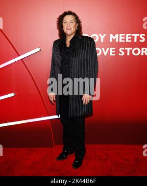 Los Angeles, Usa. 28.. September 2022, Dot-Marie Jones nimmt an der Premiere der romantischen Filmkomödie „Bros“ im Regal LA Live Teil Stockfoto