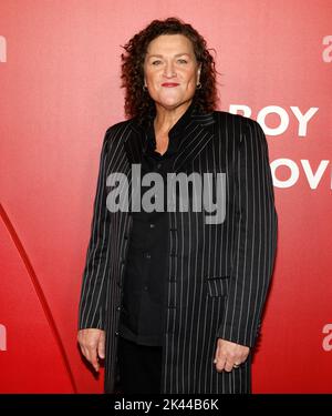 Los Angeles, Usa. 28.. September 2022, Dot-Marie Jones nimmt an der Premiere der romantischen Filmkomödie „Bros“ im Regal LA Live Teil Stockfoto