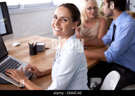Sie sind die Zukunft dieses Unternehmens. Drei junge Fachkräfte, die in einem Unternehmensbüro arbeiten. Stockfoto