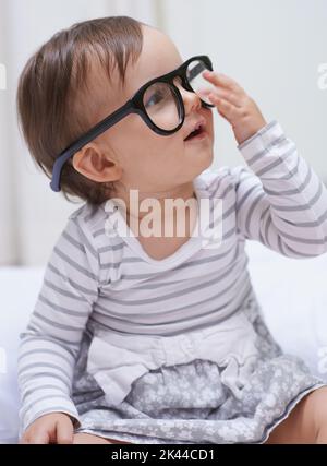 Shes bestimmt für große Dinge. Ein niedliches kleines Mädchen, das übergroße Brillen trägt. Stockfoto