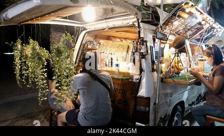 Mobile Coffee Van Let's Glow Together Night Parade auf der Beach Road in Pattaya Thailand Stockfoto