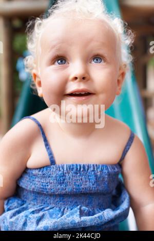 Sie hat ihre Mütter Augen...Nahaufnahme eines entzückenden Baby-Fgirl mit lockigen blonden Haaren. Stockfoto