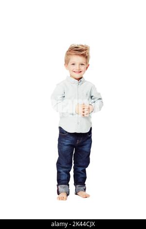 Strahlend mit dem Vertrauen der Jugend. Ein süßer kleiner Junge, der die Kamera mit zusammengeklemmten Händen anschaut. Stockfoto