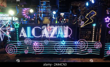 Alcazar Float Neon Lights Let's Glow Together Night Parade Event auf der Beach Road in Pattaya Thailand Stockfoto