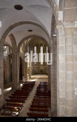 Leere gotische Kirche. San Domingos de Bonaval, Santiago de Compostela, Spanien. September 25, 2022. Stockfoto