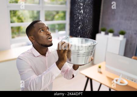 Wasserflut Und Rohrleck Im Haus Stockfoto