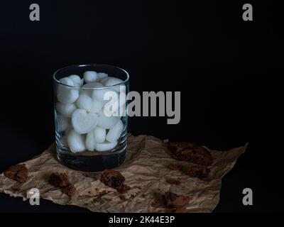Eiswürfel aus herzförmiger Milch in Glas Stockfoto