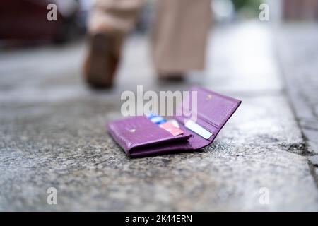 Frau Verlor Persönliche Brieftasche Mit Geld. Zu Fuß Auf Der Straße Stockfoto