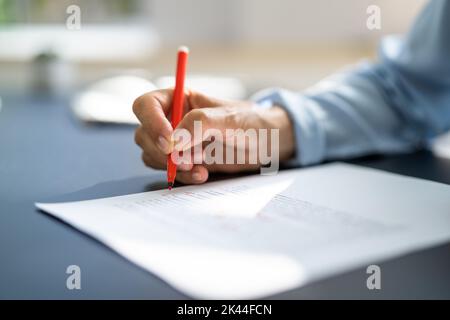 Bearbeitung Und Rechtschreibkorrektur Von Buchskript Oder Textgrammatik Stockfoto