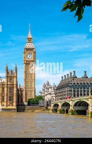 Blick auf den Big Ben Uhrenturm über die Westminster Bridge und die Themse. London, England Stockfoto