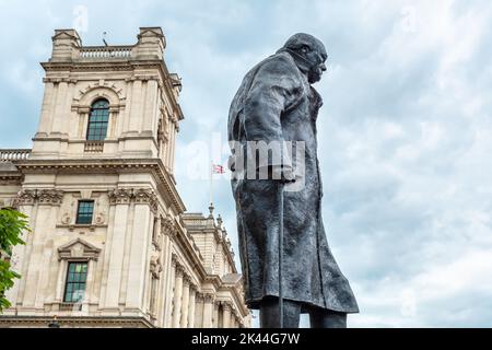 Blick auf die Statue von Sir Winston Churchill auf dem Parliament Square. London, England Stockfoto