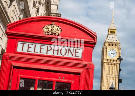 Typische rote Telefonbox mit Big Ben im Hintergrund. London, England. Selektiver Fokus Stockfoto