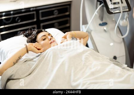 Entspannte Frau im Schönheitssalon Stockfoto