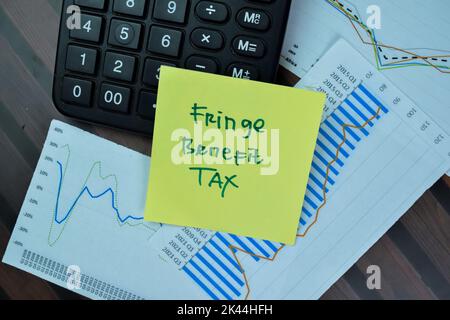 Konzept der Fringe Benefit Tax Schreiben Sie auf Haftnotizen isoliert auf Holztisch. Stockfoto