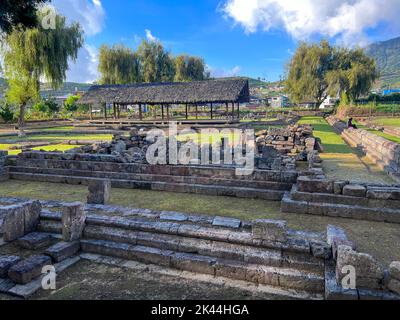 Einheimische Touristen besuchen den Arjuna-Tempelkomplex auf dem Dieng-Plateau. Wonosobo, Indonesien, 30. September 2022 Stockfoto