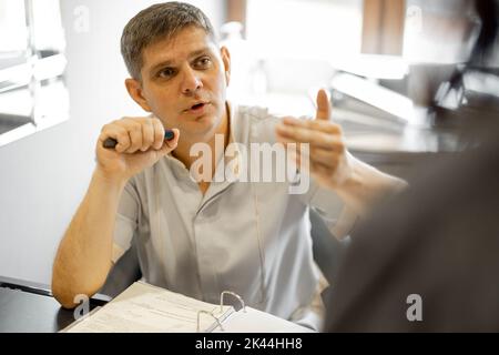 Leitender Therapeut während der Konsultation im Büro Stockfoto