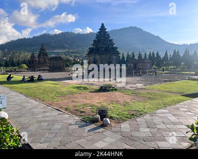 Einheimische Touristen besuchen den Arjuna-Tempelkomplex auf dem Dieng-Plateau. Wonosobo, Indonesien, 30. September 2022 Stockfoto