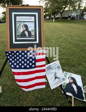 West Hollywood, Kalifornien, USA. 29. September 2022. Die Iranian American Women Foundation veranstaltet eine Kerzenlichtmahnwache im West Hollywood Park, um die Frauen des Iran zu ehren, die als Reaktion auf den verdächtigen Tod des 22-jährigen Mahsa Amini durch die iranische „Moralpolizei“ '' haben mutig für die Rechte der Frauen und gegen das obligatorische Tragen des Hijabs demonstriert.(Bildquelle: © Brian Cahn/ZUMA Press Wire) Stockfoto
