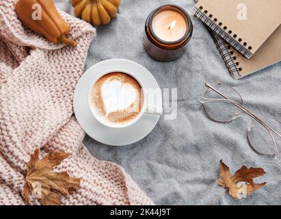 Tasse Kaffee mit saisonalen Herbstgewürzen, Keksen und Herbstdekor. Traditionelles Kaffeegetränk für die Herbstferien. Stockfoto