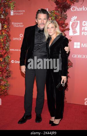 New York, USA. 29. September 2022. (L-R) Ethan Hawke und Ryan Shawhughes Hawke nehmen an den Albie Awards Teil, die von der Clooney Foundation for Justice in der New York City Public Library, New York, NY, am 29. September 2022 veranstaltet werden. (Foto von Anthony Behar/Sipa USA) Quelle: SIPA USA/Alamy Live News Stockfoto