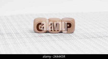 Geschäfts- und Finanzkonzept. Auf den Berichtsdokumenten befinden sich Würfel mit der Aufschrift - GMP Stockfoto