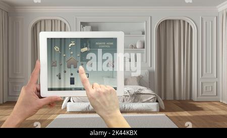 Intelligentes Fernbedienungssystem für Zuhause auf einem digitalen Tablet. Gerät mit App-Symbolen. Klassisches Schlafzimmer mit Doppelbett und geformten Wänden im Hintergrund, Archi Stockfoto