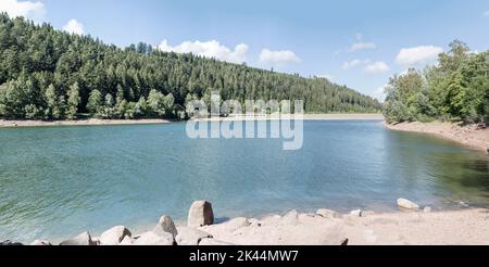 Landschaft mit östlichem Staudamm und grünem Ufer des Nagold-Sees, aufgenommen im Sommerlicht bei Seewald, Schwarzwald, Baden Wuttenberg, Deutschland Stockfoto