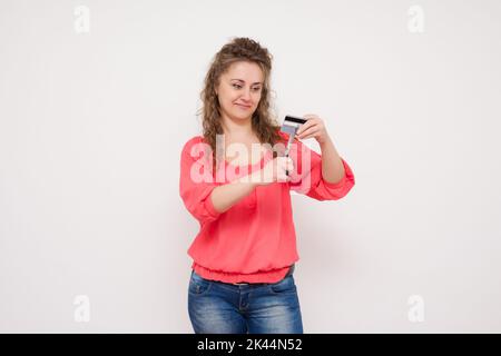 Frau frei von Schulden Attraktive Schneiden bis ihre Kreditkarte Stock Foto Stockfoto