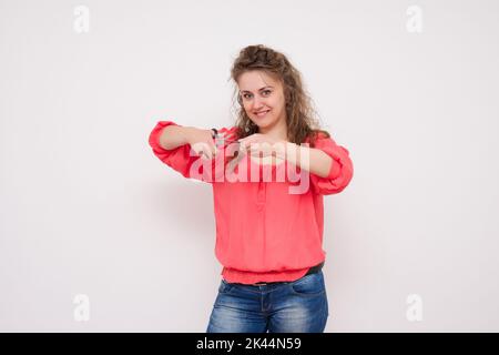 Frau frei von Schulden Attraktive Schneiden bis ihre Kreditkarte Stock Foto Stockfoto