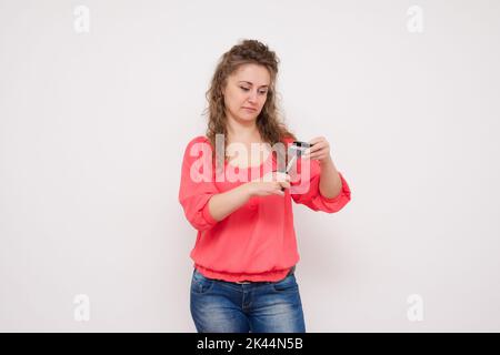 Frau frei von Schulden Attraktive Schneiden bis ihre Kreditkarte Stock Foto Stockfoto