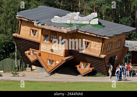 Das Haus wurde auf den Kopf gestellt. Stockfoto