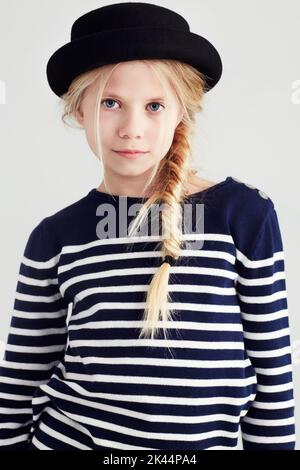 Shes hat ihren eigenen Sinn für Stil. Portrait eines niedlichen Mädchens, das selbstbewusst im Studio posiert. Stockfoto