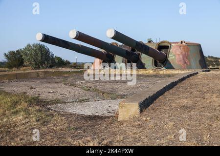 Dreifachkanone der Panzerbatterie 30, sowjetische Militäreinheit, die bei der Verteidigung von Sewastopol 1941-1942 während des Zweiten Weltkriegs wichtig war Stockfoto