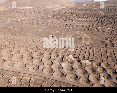 Atemberaubende Vulkanlandschaft von oben, Lanzarote, Kanarische Inseln, Spanien Stockfoto