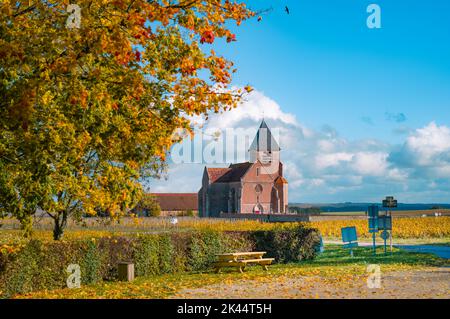 Burgund, Weinberge und Landschaft im Herbst. Kirche und blauer Himmel Stockfoto