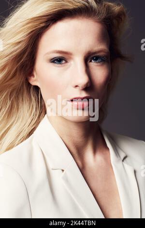 Ihr Stil ist mühelos chic. Porträt einer attraktiven und stilvollen jungen Frau, die im Studio posiert. Stockfoto