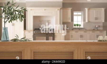 Tischplatte aus Holz, Schrank, Platte oder Regal mit Fensterläden aus nächster Nähe. Olivenzweig in Vase und Kerzen. Verschwommener Hintergrund mit klassischer Küche mit Kabine Stockfoto