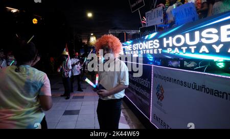 Mann mit orangefarbener Perücke Let's Glow Together Night Parade Veranstaltung auf der Beach Road in Pattaya Thailand Stockfoto