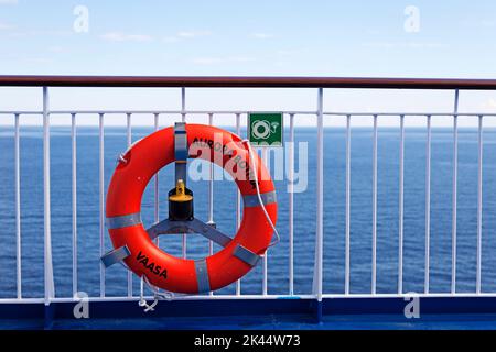 Vaasa, Finnland - 20. Juni 2022: Das Geländer eines Bootes mit einer orangefarbenen Rettungsboje Stockfoto