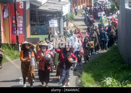 BOGOR, INDONESIEN - 25. September 2022: Einwohner des indonesischen Dorfes Cimande begrüßten die Geburt des Propheten Muhammad SAW durch eine Parade Stockfoto