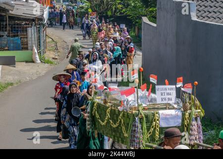 BOGOR, INDONESIEN - 25. September 2022: Einwohner des indonesischen Dorfes Cimande begrüßten die Geburt des Propheten Muhammad SAW durch eine Parade Stockfoto