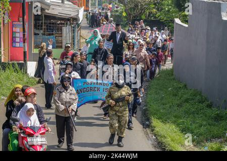 BOGOR, INDONESIEN - 25. September 2022: Einwohner des indonesischen Dorfes Cimande begrüßten die Geburt des Propheten Muhammad SAW durch eine Parade Stockfoto