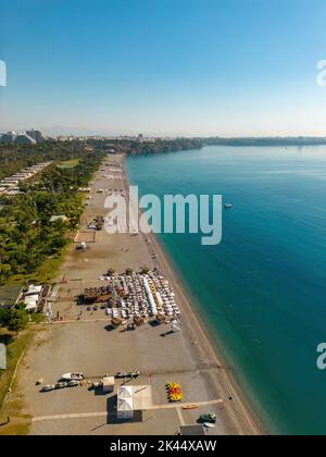 Luftdrohnenaufnahme des Konyaalti-Strandes und der Klippen von Antalya Stockfoto