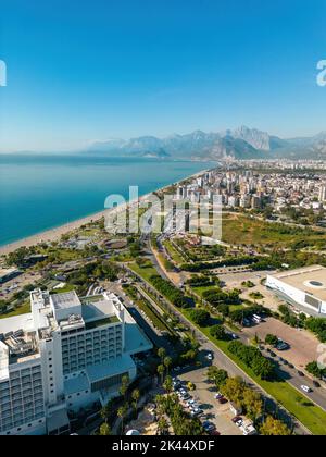 Luftdrohnenaufnahme des Konyaalti-Strandes und der Klippen von Antalya Stockfoto