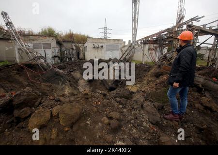 Nicht exklusiv: CHARKIW, UKRAINE - 28. SEPTEMBER 2022 - die Folgen des Raketenangriffs der russischen Truppen auf ein elektrisches Umspannwerk sind pic Stockfoto