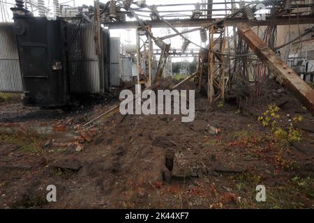 Nicht exklusiv: CHARKIW, UKRAINE - 28. SEPTEMBER 2022 - die Folgen des Raketenangriffs der russischen Truppen auf ein elektrisches Umspannwerk sind pic Stockfoto