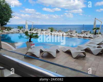 Odessa, Ukraine - 28. September 2022: Lounge-Bereich des Hotels am Strand. Swimmingpool, Böcke und Tische im Erholungsbereich Stockfoto