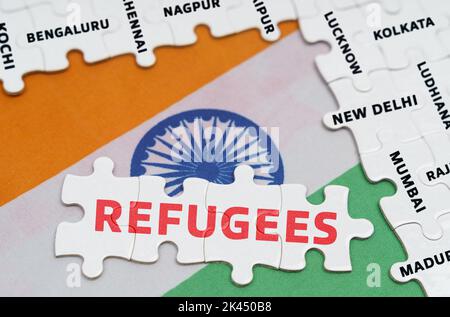 Nationales Konzept. Auf der Flagge Indiens - Rätsel mit den Namen der Städte und Rätsel mit der Aufschrift - Flüchtlinge Stockfoto